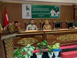 Bupati Majene Serahkan Zakat Fitrah dan Zakat Mal kepada BAZNAS