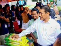 Tinjau Operasi Pangan Murah di Majene, Mentan Amran Harap Harga Beras Turun 1-2 Minggu ke Depan