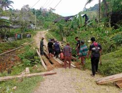Warga Dusun Kalausu Gelar Gotong Royong Perbaiki Jembatan Darurat Jalan Poros Provinsi