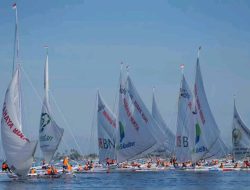 Gubernur Sulbar Lepas 55 Perahu Sandeq Silumba 2025, Kini Berlayar di Perairan Pamboang Majene