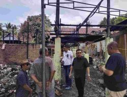 Kunjungi Korban Kebakaran di Baruga, Bupati Majene Serahkan Bantuan