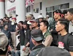 Anggota DPRD Majene Terima Demonstran, Suara Rakyat Sampaikan Tuntutan Reformasi