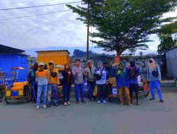 IJS Majene Gelar Jumat Berkah, Bagikan Puluhan Nasi Bungkus kepada Tukang Becak, mobil angkutan umum dan Ojek