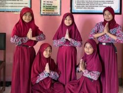 Berita Foto: Sanggar SD di Majene Ramaikan Festival Sipamandar 2025