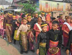 Rayakan Sumpah Pemuda 2026, SDN 2 Kampung Baru Majene Rajut Persatuan Lewat Pawai Baju Adat