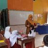Sentuhan Kasih Laswi Ninayanti, Guru SDN 34 Deteng-Deteng yang Mengajar dengan Hati